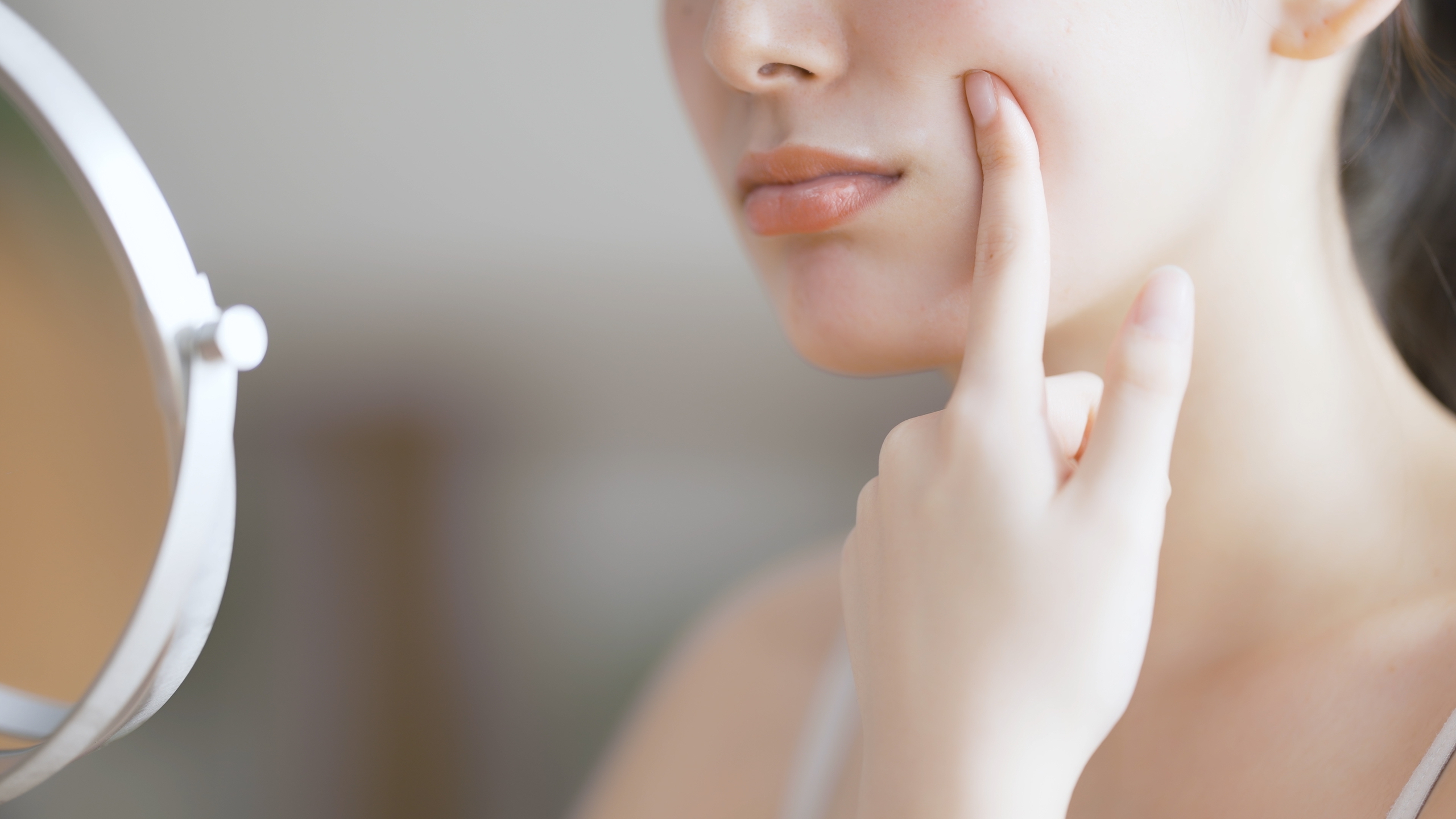 Thời kỳ giao mùa khiến da dễ bị tổn thương do sự thay đổi nhiệt độ và độ ẩm, dẫn đến tình trạng khô ráp, kích ứng hay mất nước.