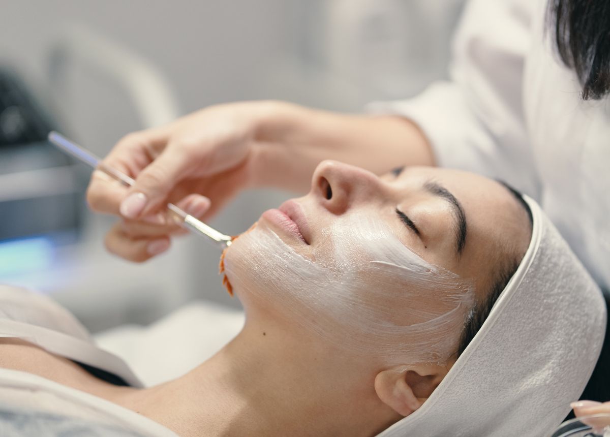 Sữa chua chứa nhiều vitamin và khoáng chất thiết yếu giúp nuôi dưỡng làn da từ sâu bên trong.