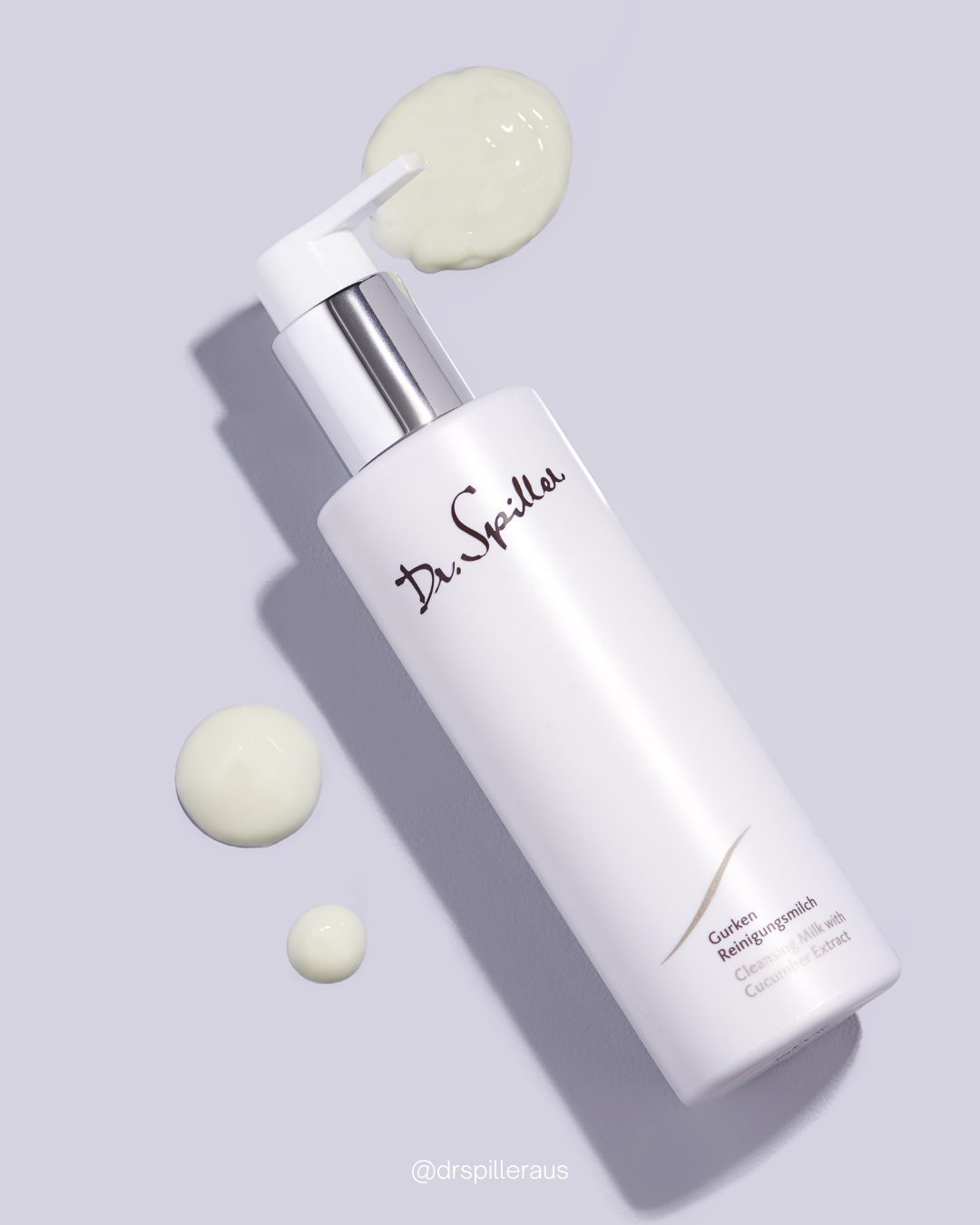 Sử dụng sữa rửa mặt dịu nhẹ mùa thu giúp giữ da sạch nhưng vẫn bảo vệ lớp màng ẩm tự nhiên