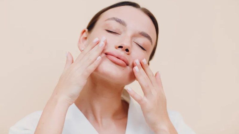 Xông hơi da mặt mùa thu là phương pháp hiệu quả giúp làm sạch sâu và cân bằng độ ẩm cho da giữa thời tiết hanh khô