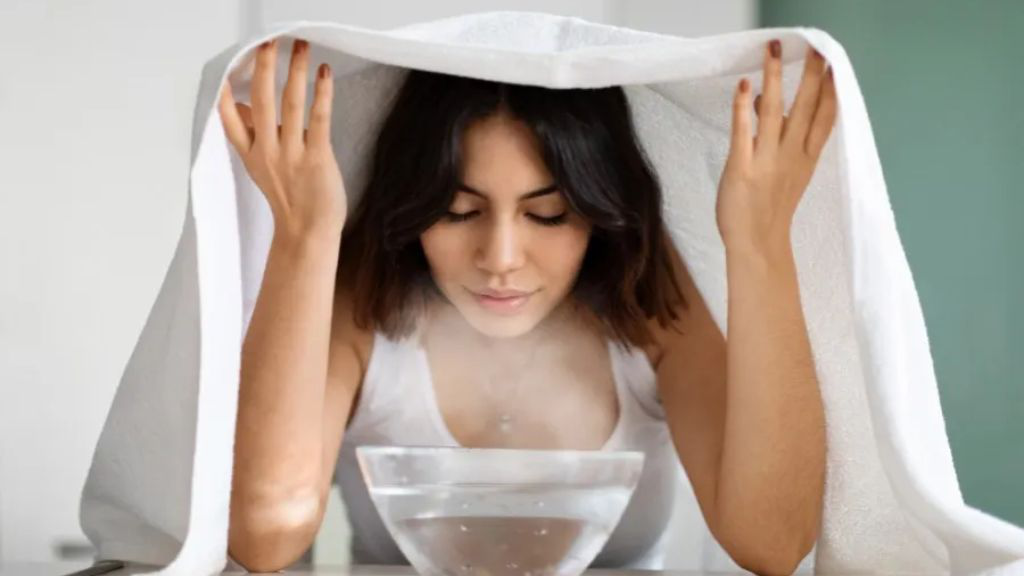 Xông hơi da mặt mùa thu giúp làm sạch sâu, loại bỏ bụi bẩn và tế bào chết còn tích tụ trong lỗ chân lông.