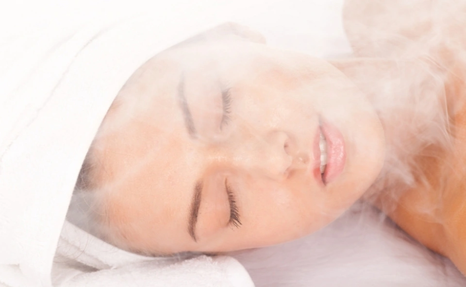 Khi thực hiện xông hơi da mặt mùa thu, bạn cần chú ý dùng nước với nhiệt độ phù hợp