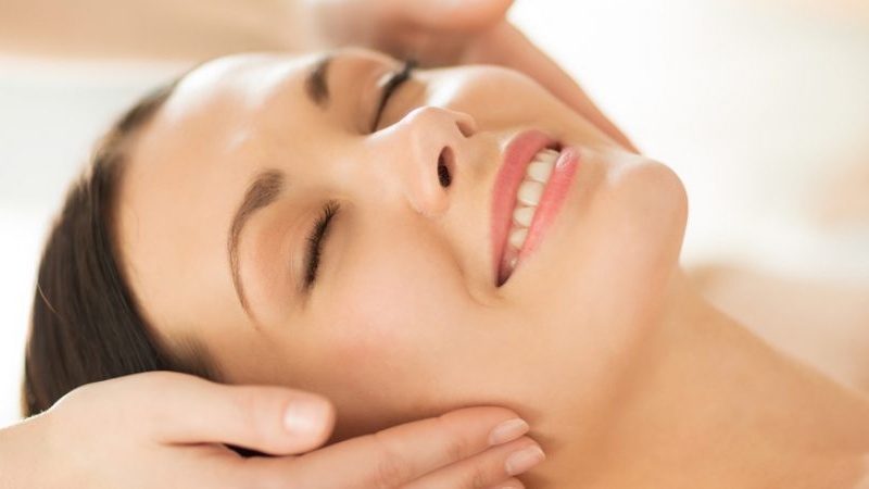 cách massage mặt tại nhà giúp chống chảy xệ hiệu quả đang được nhiều người quan tâm