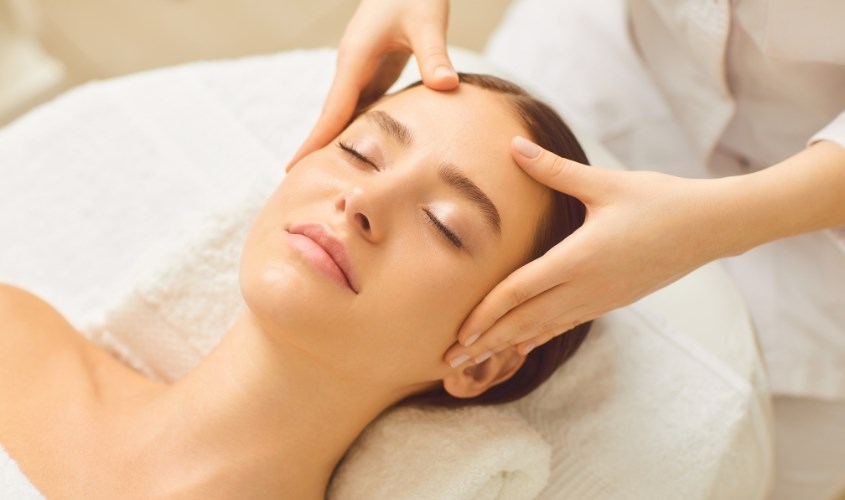 Cách massage mặt tại nhà giúp chống chảy xệ hiệu quả sẽ ngày càng trở nên thiết yếu hơn khi bạn muốn cải thiện độ đàn hồi và sức sống của da.