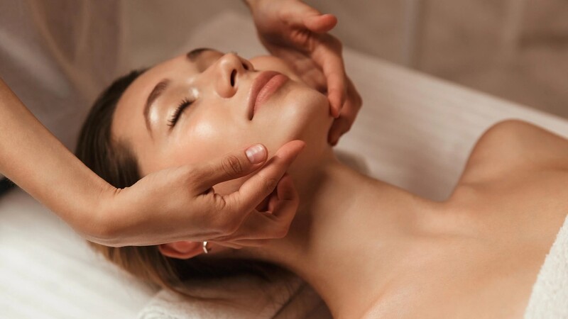Skinlab, với nhiều năm kinh nghiệm trong thương hiệu chăm sóc da, đã phát triển các kỹ thuật massage mặt tiên tiến