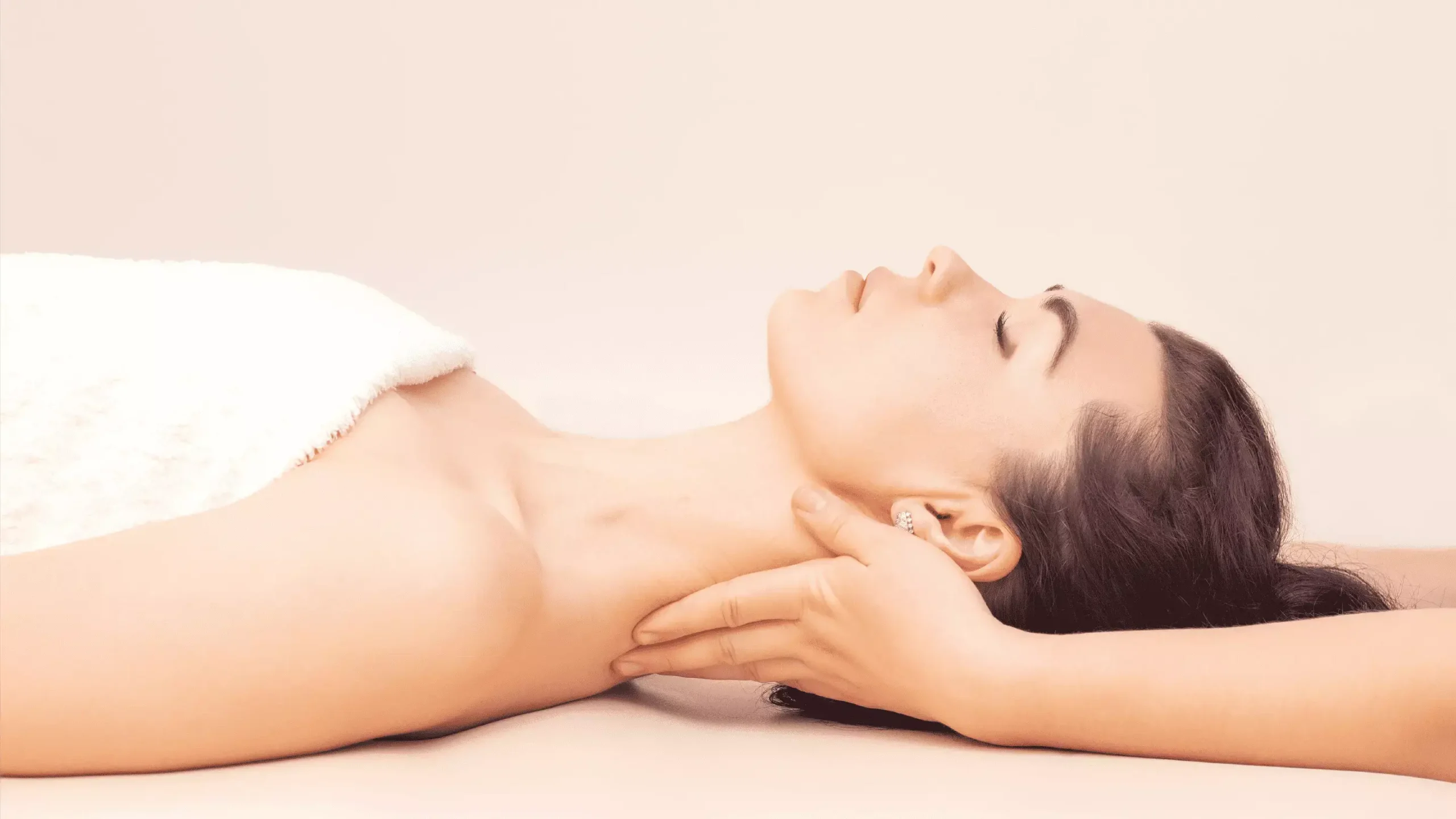 Day spa Hà Nội là loại hình dịch vụ spa cung cấp liệu trình chăm sóc sức khỏe và làm đẹp chuyên sâu trong ngày