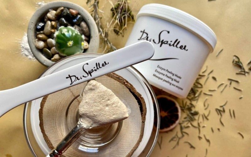 Quy trình dịch vụ tẩy tế bào chết da mặt bằng enzyme tự nhiên thường bao gồm nhiều bước đảm bảo hiệu quả và an toàn.