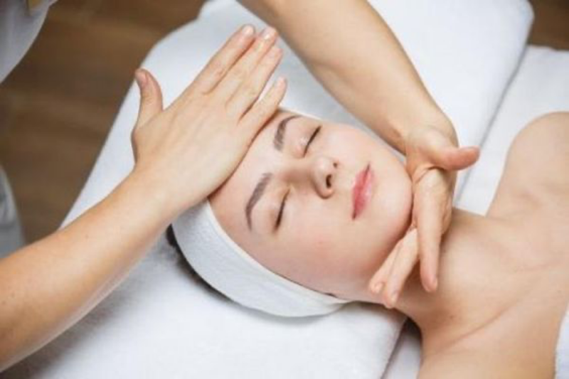 Chúng tôi sẽ cung cấp cho bạn hướng dẫn massage mặt chống chảy xệ tại nhà đơn giản nhưng hiệu quả