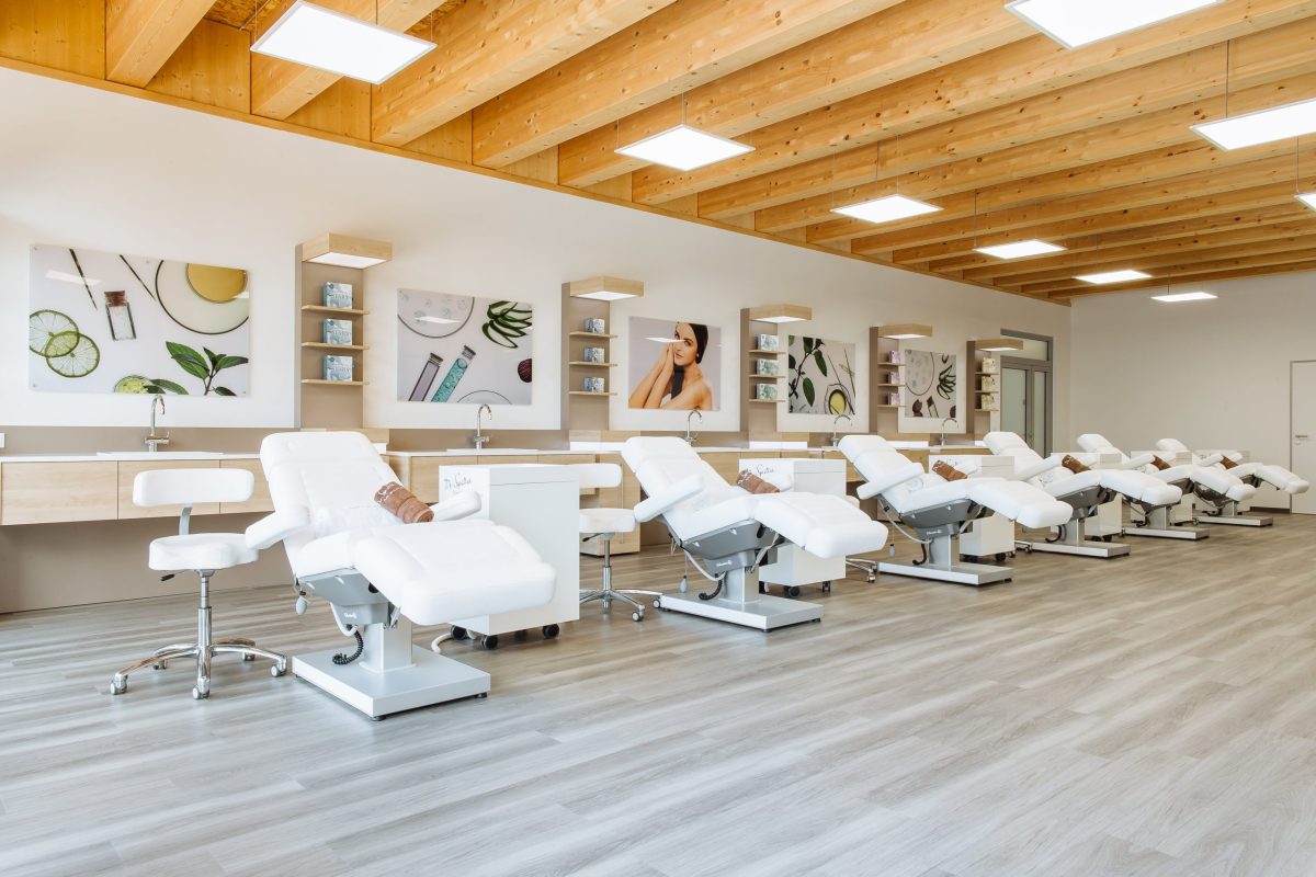 Dr.Spiller Skinlab không chỉ hỗ trợ về vật chất mà còn sẵn sàng chia sẻ các kinh nghiệm, bí quyết trong quản lý spa và chăm sóc khách hàng.