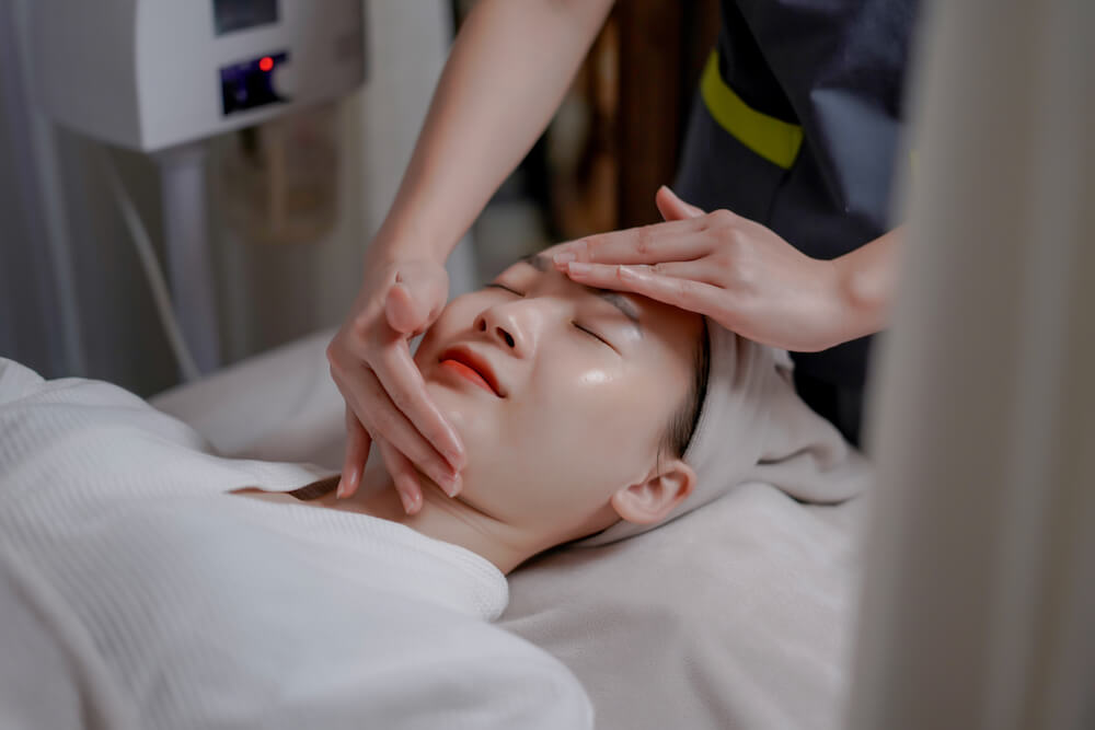 Đội ngũ chuyên gia tại spa dưỡng trắng da Hà Nội đóng vai trò quan trọng trong việc mang lại trải nghiệm làm đẹp chất lượng cao