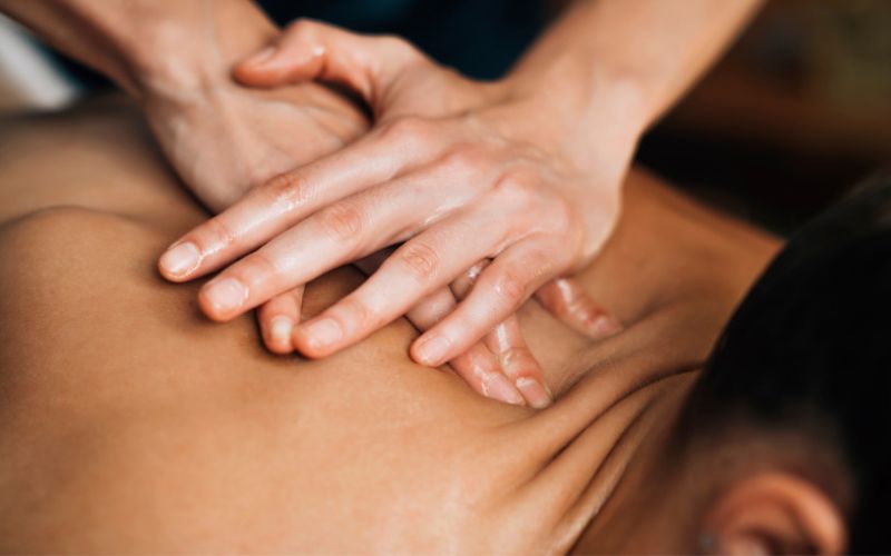 Khi tìm kiếm spa gần tôi có dịch vụ massage đá nóng không, bạn nên ưu tiên những địa chỉ uy tín