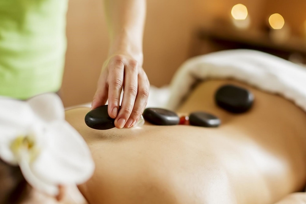 Massage đá nóng sử dụng các viên đá bazan nóng đặt lên các huyệt đạo trên cơ thể.