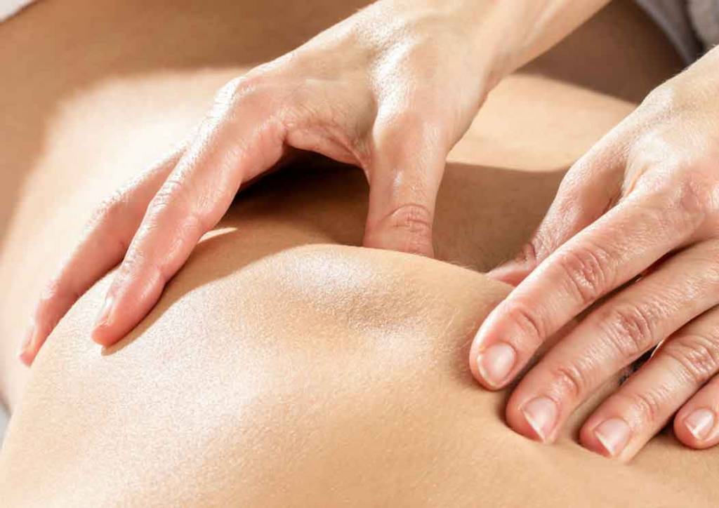 Massage Thái cổ truyền là một trong những phương pháp chăm sóc sức khỏe được đánh giá cao nhờ hiệu quả giảm đau cơ và thư giãn vượt trội.
