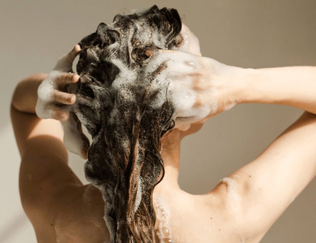 Những mẹo chăm sóc bổ trợ giúp giữ tóc khỏe như spa