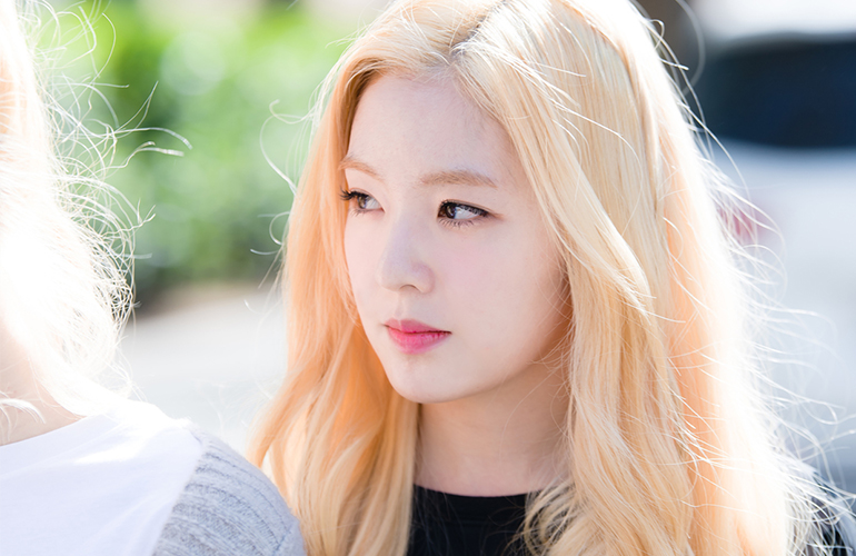 Cách chăm sóc tóc sau khi tẩy màu đóng vai trò then chốt trong việc duy trì dưỡng chất và vẻ đẹp của mái tóc.