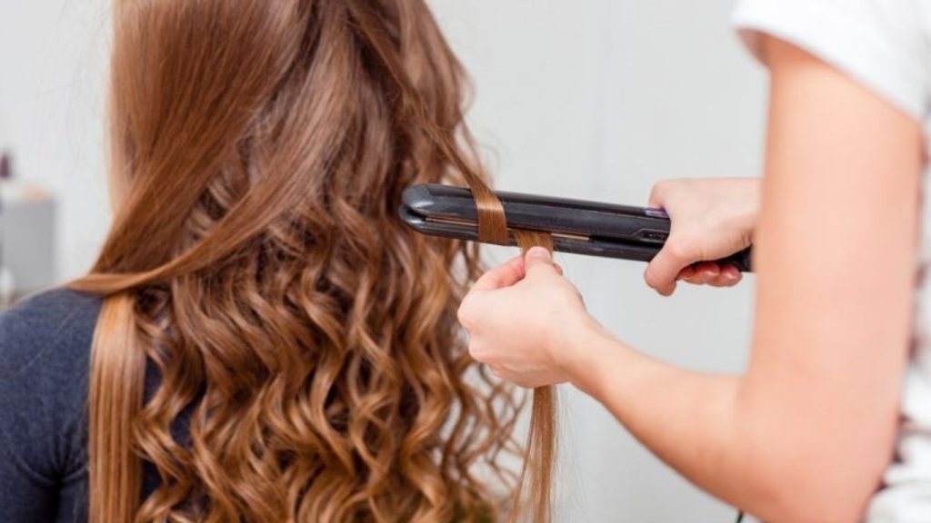 lựa chọn đúng sản phẩm dưỡng tóc cũng làm nên hiệu quả của cách dưỡng tóc suôn mượt không cần máy sấy