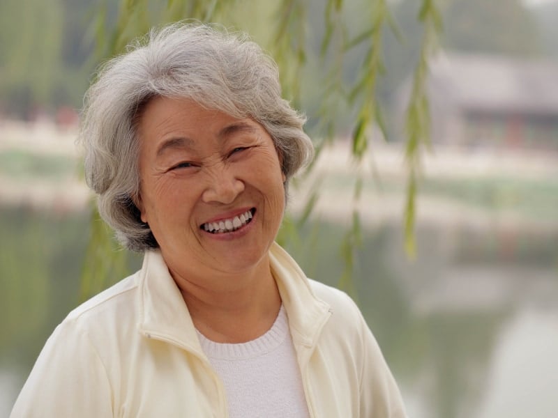 Giữ cho tâm trạng thoải mái và hạn chế căng thẳng là yếu tố quan trọng ngang hàng với việc chăm sóc tóc cho người lớn tuổi