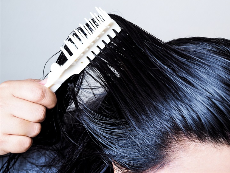 Việc chăm sóc tóc cho tóc dầu dễ bết cần sự kiên trì và áp dụng đúng phương pháp thích hợp