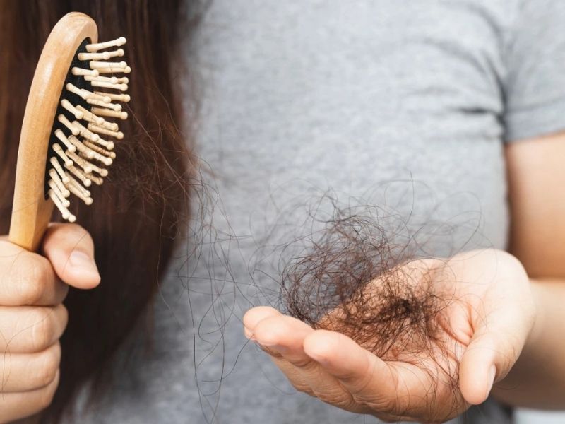 Rụng tóc sau sinh là vấn đề mà nhiều chị em gặp phải khiến mái tóc trở nên thưa và yếu.