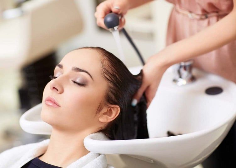 Khi chọn combo phục hồi tóc hư tổn giá tốt, bạn cần xác định rõ loại tóc và mức độ tổn thương để lựa chọn sản phẩm phù hợp.