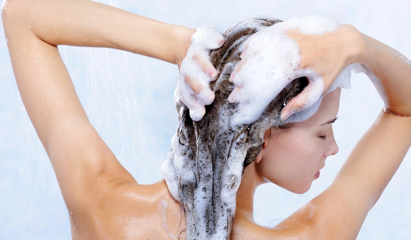 Bên cạnh việc chọn được dầu gội đúng chuẩn, vệ sinh da đầu hàng ngày hợp lý rất quan trọng đối với người có da đầu nhờn