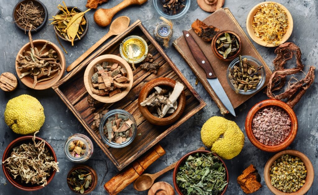 Sử dụng dầu gội thảo mộc cho tóc yếu và rụng nên kèm theo phương pháp chăm sóc toàn diện.