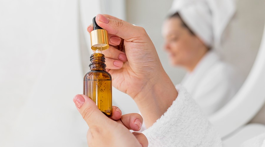 Sử dụng sản phẩm chăm sóc tóc nhẹ dịu sau khi kết thúc liệu trình giúp bảo vệ và kéo dài tuổi thọ vẻ đẹp của mái tóc.