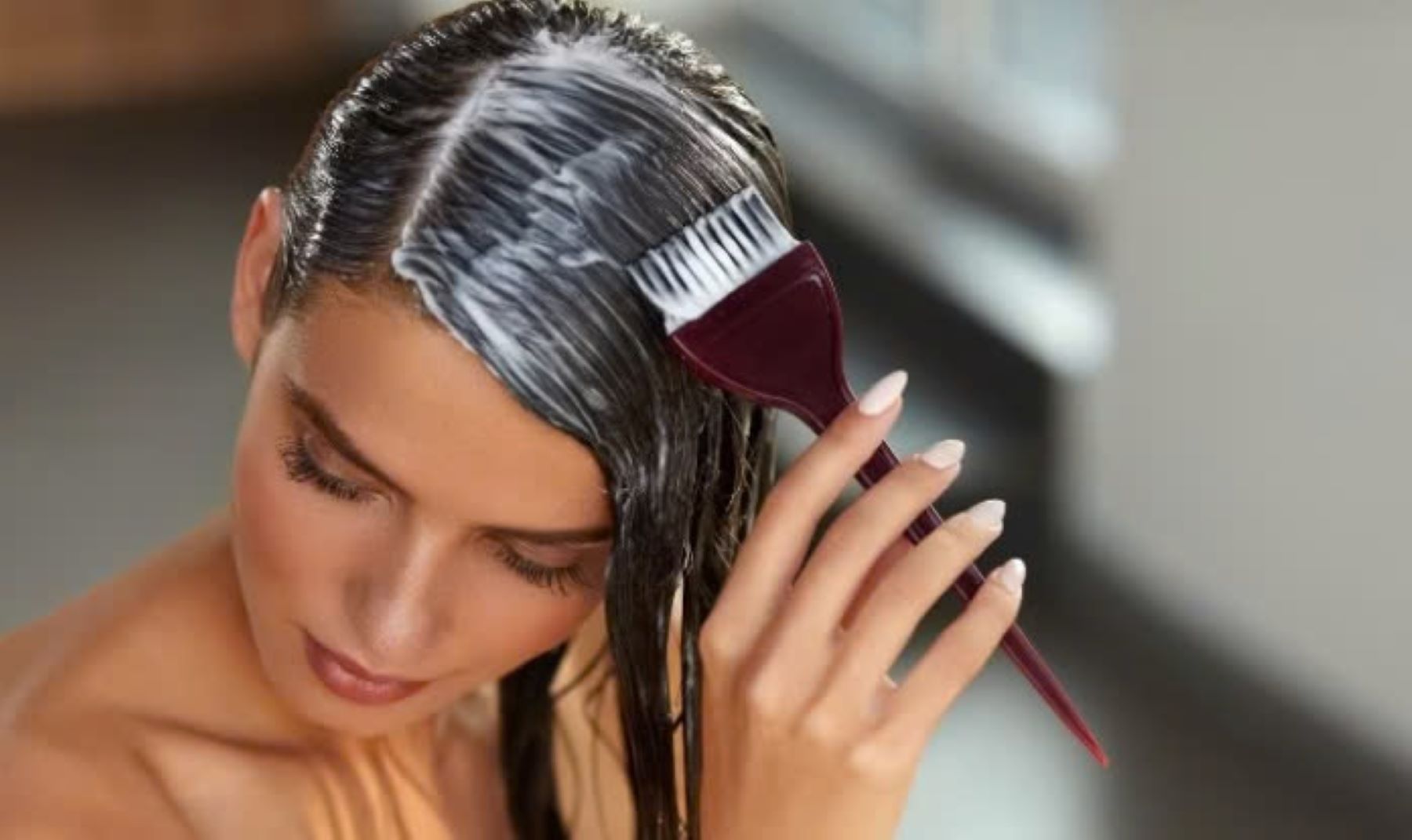 Duy trì đều đặn việc dưỡng tóc bóng khỏe như đi hấp dầu sẽ đem lại nhiều thay đổi tích cực cho mái tóc