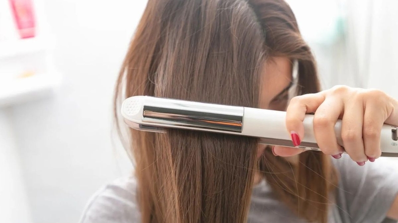 dưỡng tóc sau khi dùng máy kẹp trở thành bước quan trọng để bảo vệ và phục hồi tóc đảm bảo luôn mềm mượt.