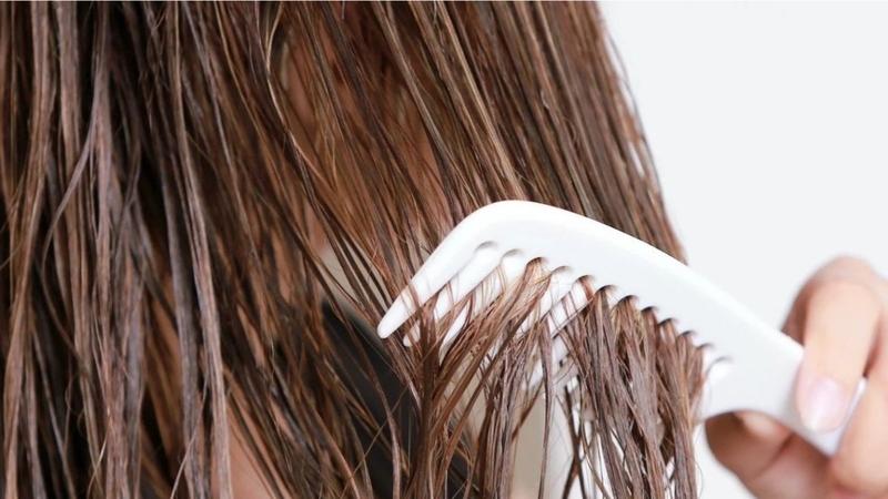 Dù bạn chăm sóc kỹ thế nào, tần suất dùng máy kẹp cũng nên hạn chế để tạo điều kiện cho tóc phục hồi tự nhiên