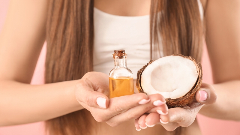 Dưỡng tóc tự nhiên không hóa chất trở thành lựa chọn phổ biến và an toàn để giữ gìn sức khỏe cho mái tóc