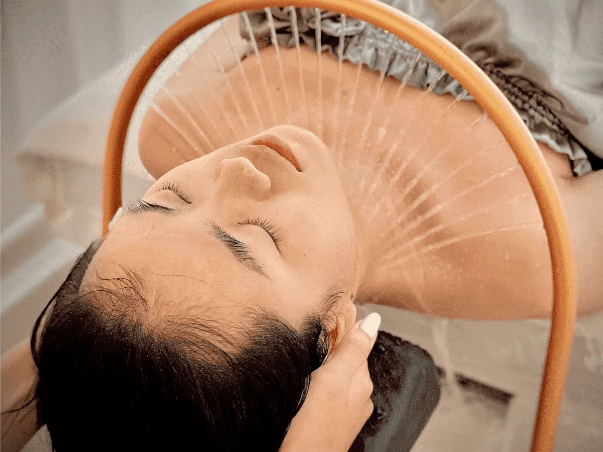 Thường xuyên massage nhẹ nhàng da đầu để duy trì sự lưu thông máu tốt, tránh tiếp xúc với bụi bẩn hoặc ánh nắng gay gắt nhằm hạn chế kích ứng.