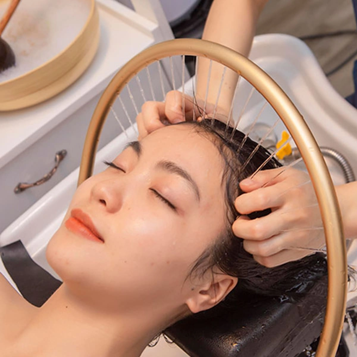 Việc gội đầu dưỡng sinh bằng thảo mộc nên duy trì 2-3 lần mỗi tuần để vừa làm sạch mà tránh làm mất đi lớp dầu tự nhiên da đầu