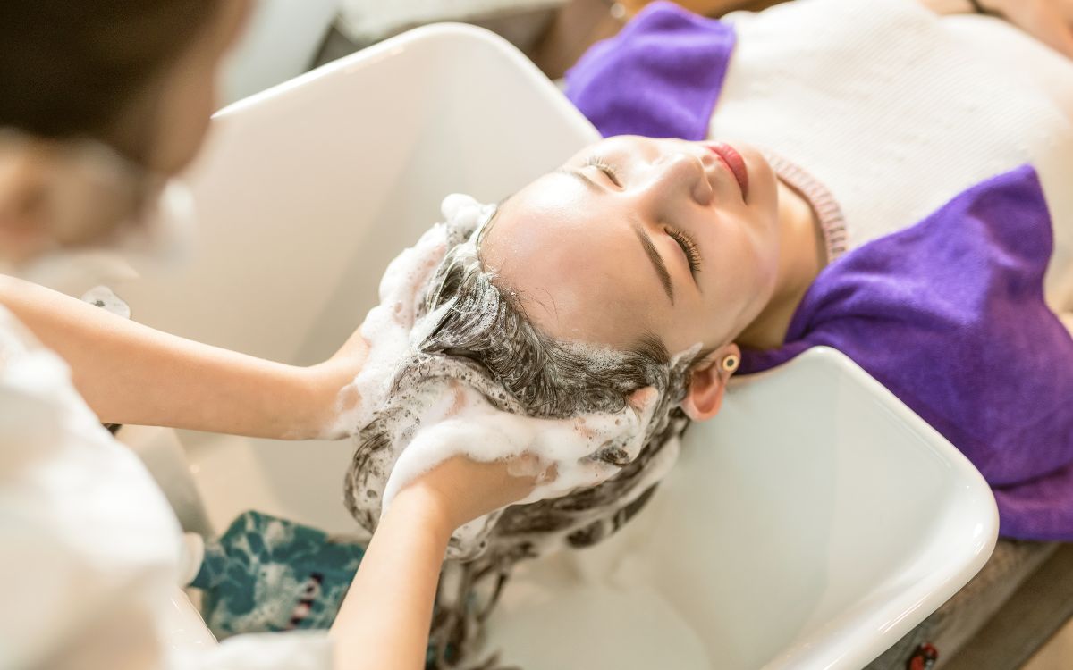 Skinlab là thương hiệu spa chuyên cung cấp dịch vụ chăm sóc da và tóc chuyên sâu với đội ngũ kỹ thuật viên tay nghề cao