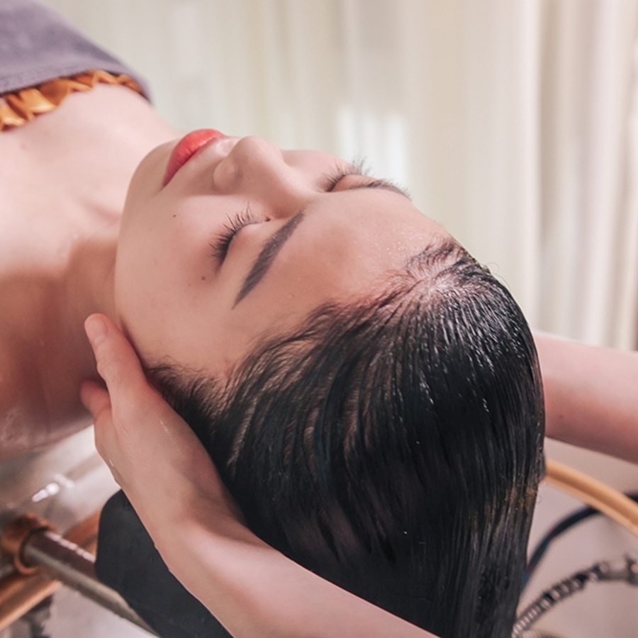 Khi tìm dịch vụ gội đầu dưỡng sinh cho dân văn phòng, nên ưu tiên lựa chọn những nơi có đội ngũ kỹ thuật viên được đào tạo bài bản