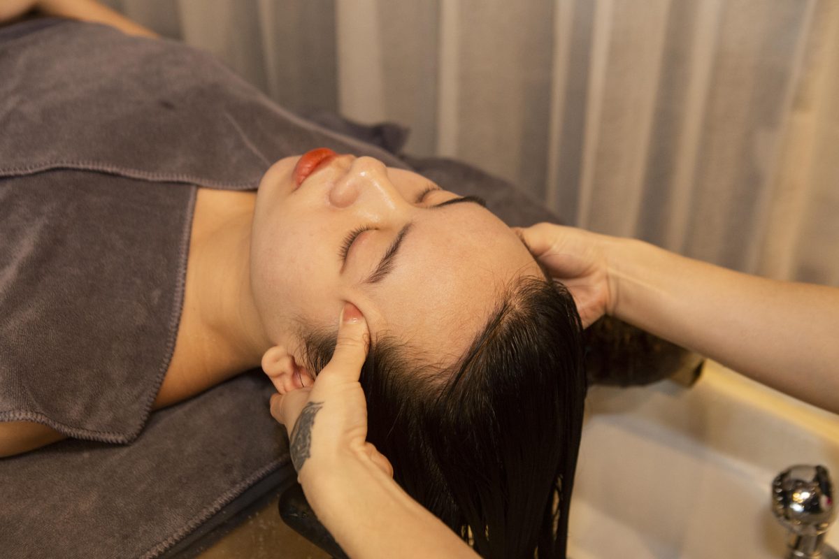 Gội đầu dưỡng sinh là kỹ thuật kết hợp giữa gội đầu truyền thống và massage đầu theo phương pháp dưỡng sinh nhằm thư giãn toàn diện