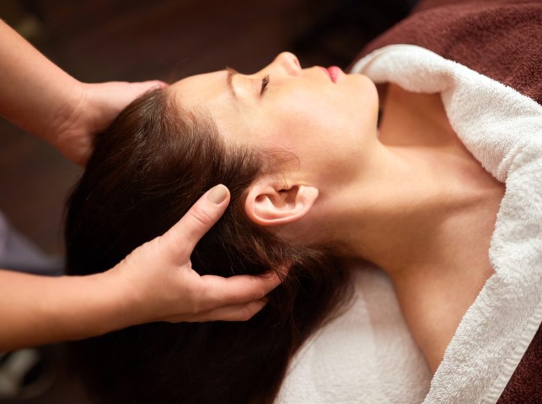 Gội đầu dưỡng sinh chuẩn spa không chỉ là hình thức chăm sóc tóc, mà còn là liệu pháp giúp cân bằng sức khỏe da đầu và thư giãn tinh thần