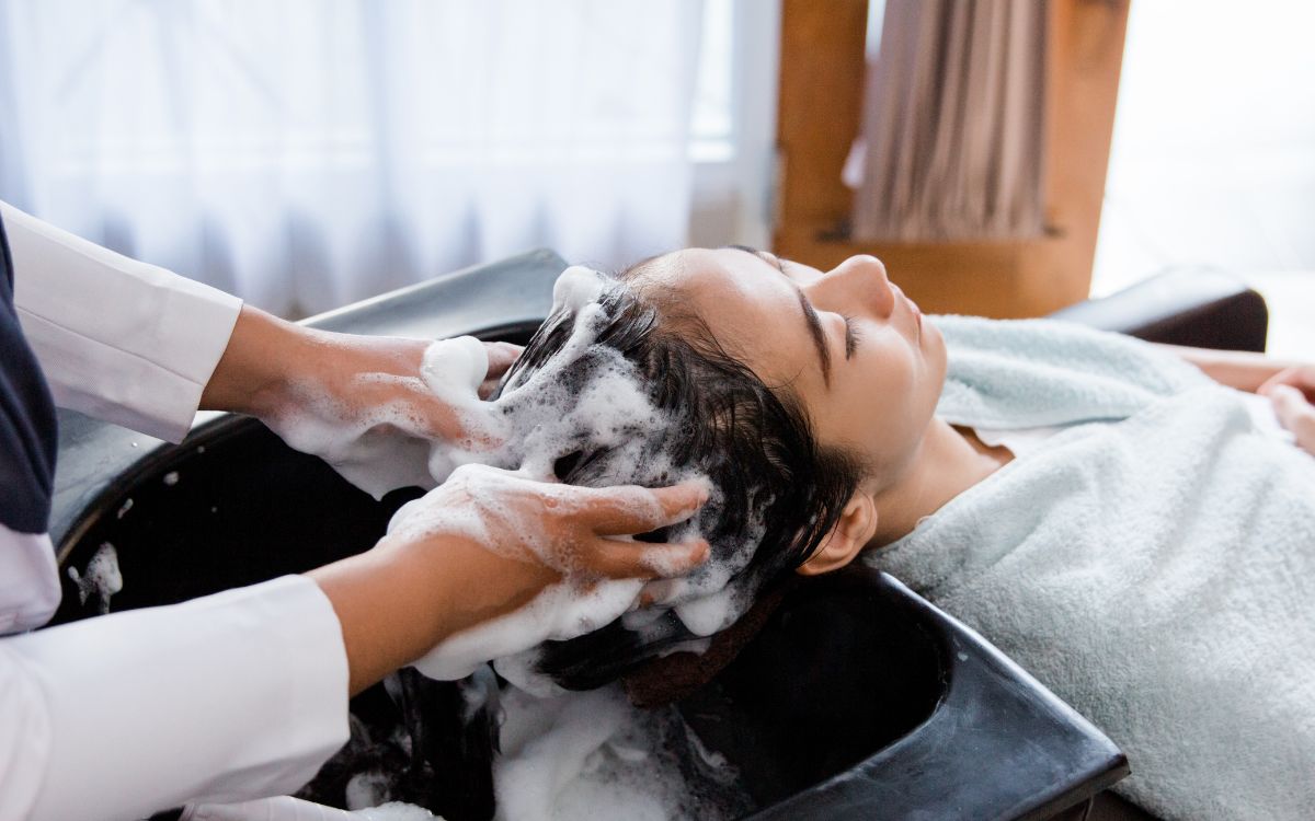 Giá của gội đầu dưỡng sinh thường phụ thuộc vào nhiều yếu tố như chất lượng sản phẩm, kỹ thuật thực hiện và địa điểm cung cấp.