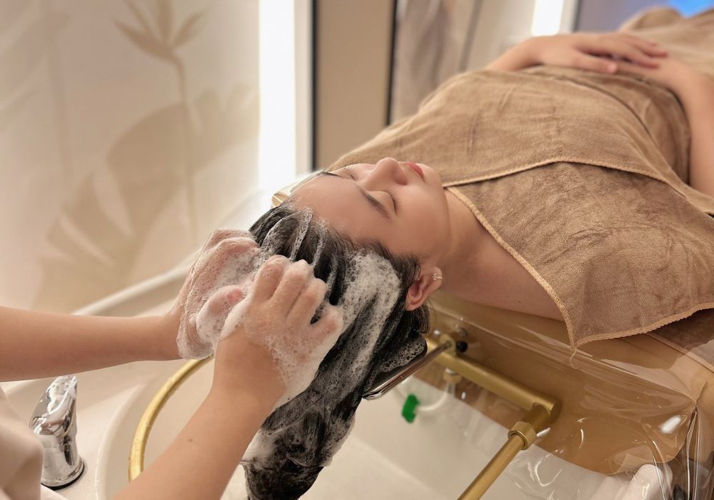Dịch vụ gội đầu dưỡng sinh quận 1 không chỉ chú trọng liệu pháp chăm sóc mà còn đầu tư đến không gian thư giãn cho khách hàng.