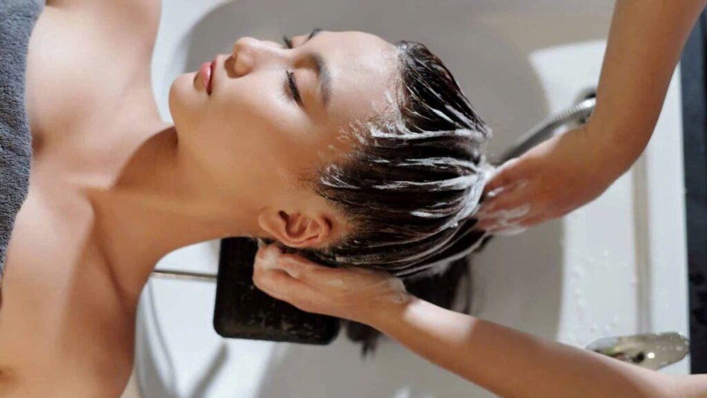 gội đầu dưỡng sinh đã trở thành lựa chọn ưu tiên của nhiều người mong muốn sở hữu mái tóc khỏe mạnh và cân bằng cơ thể một cách toàn diện.