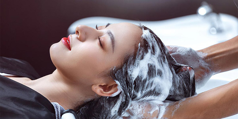 Gội đầu giải tỏa căng thẳng là phương pháp chăm sóc tốt cho cả da đầu và tinh thần.