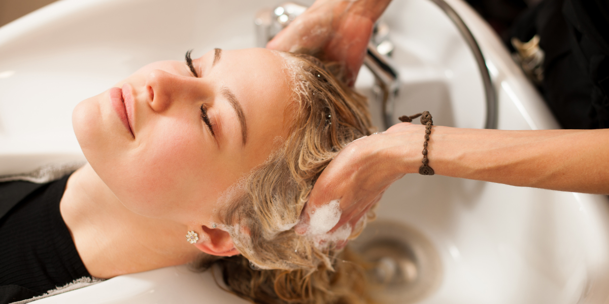 Skinlab còn cung cấp nhiều liệu pháp hỗ trợ giúp tăng cường giấc ngủ như massage đầu, trị liệu da đầu bằng tinh dầu thiên nhiên và liệu trình thư giãn toàn thân