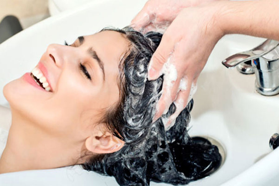 Thói quen gội đầu đúng cách đóng vai trò thiết yếu trong việc duy trì tuần hoàn máu hiệu quả.