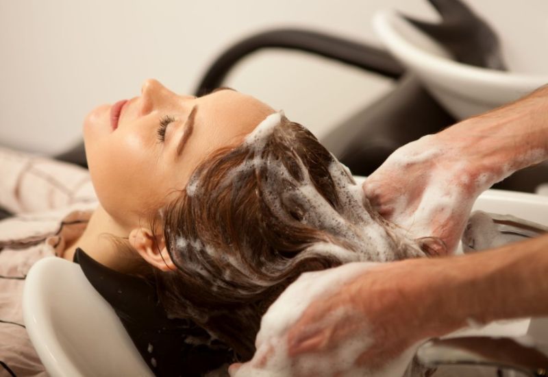 Tại Skinlab, quy trình gội đầu thải độc da đầu được thiết kế chi tiết, đáp ứng chuẩn mực và thân thiện với từng khách hàng