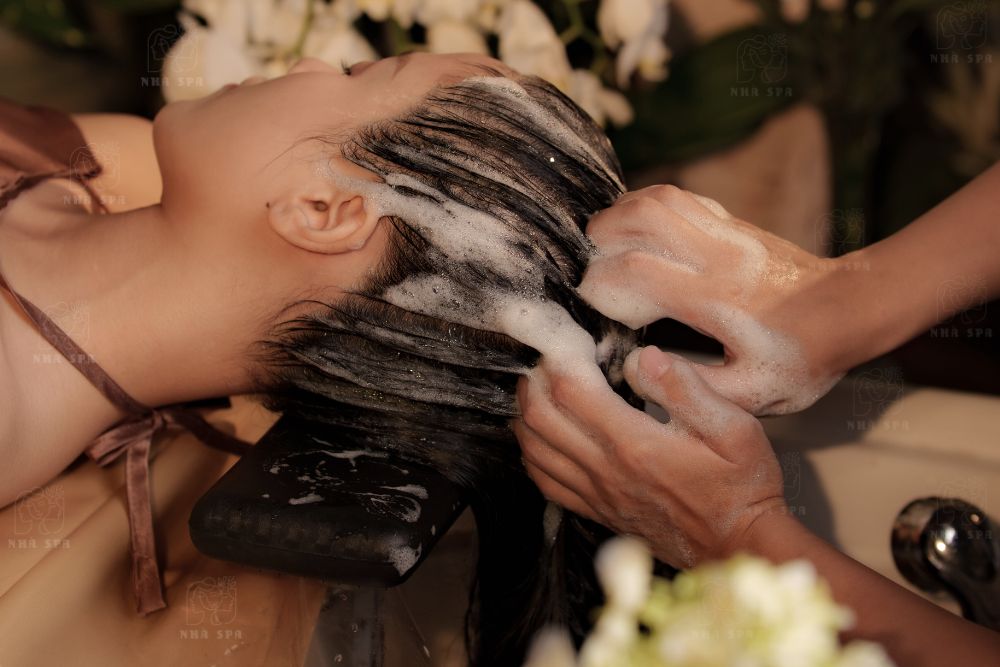 Gội đầu thư giãn không chỉ là một liệu pháp chăm sóc tóc mà còn là một phương pháp giúp cân bằng sức khỏe tinh thần và thể chất