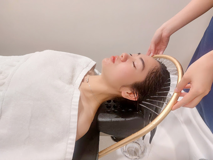 Không chỉ kỹ thuật massage, sự kết hợp với dầu gội và tinh dầu phù hợp đóng vai trò quan trọng trong giúp giảm cảm giác đau đầu trong lúc gội.