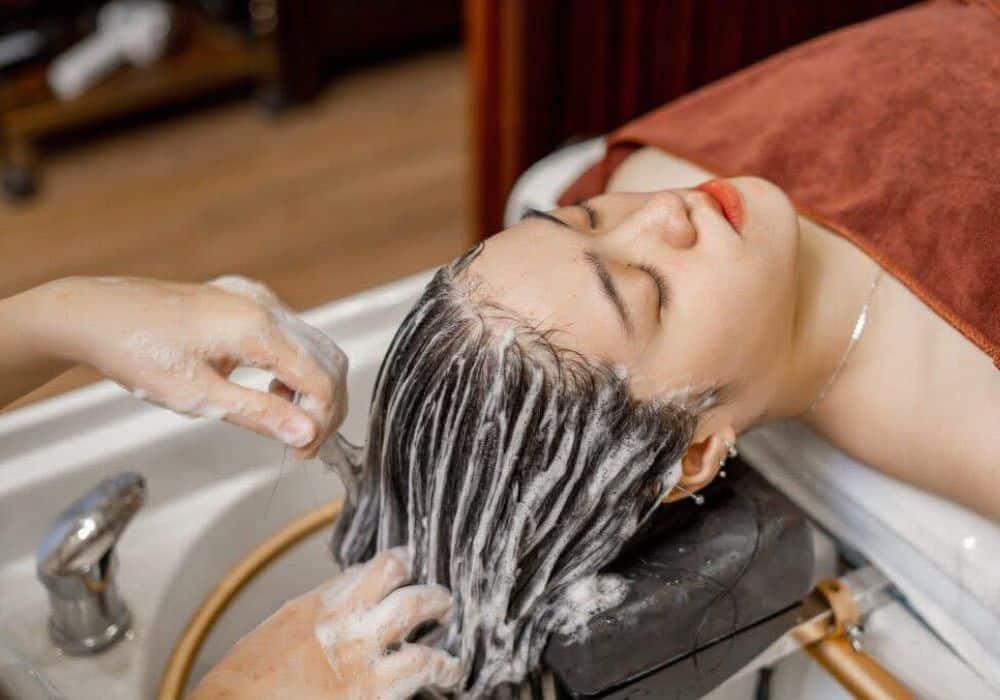 Một trong những phương pháp hiệu quả giúp thư giãn và làm dịu cơ thể là gội đầu thư giãn cho người lớn tuổi.