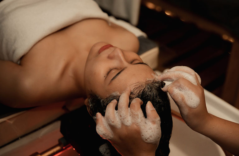 Gội đầu thư giãn cho người lớn tuổi không chỉ là biện pháp đơn giản giúp cải thiện sức khỏe tóc và da đầu mà còn là cách nâng cao trạng thái tinh thần