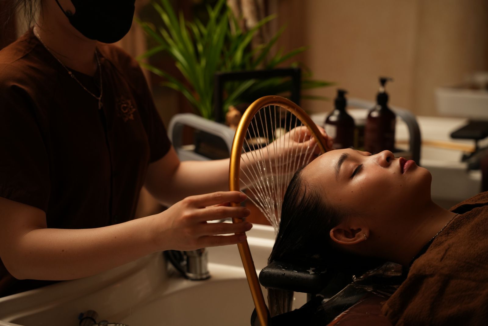 Gội đầu thư giãn là gì? Không chỉ đơn thuần làm sạch tóc, gội đầu thư giãn còn thúc đẩy tuần hoàn máu, cải thiện sức khỏe da đầu và làm dịu thần kinh hiệu quả.