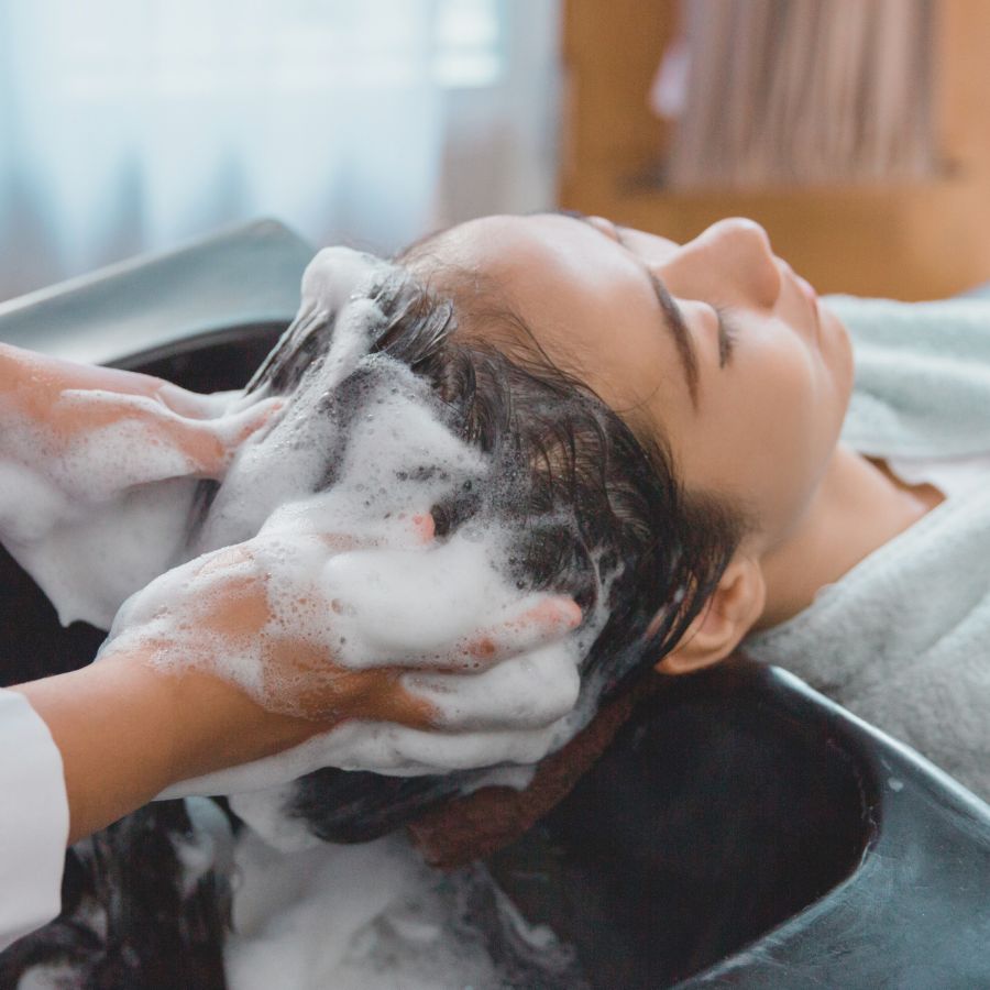 Gội đầu thư giãn sâu thường kết hợp nhiều nguyên liệu từ thiên nhiên được chứng minh an toàn và dưỡng tóc hiệu quả